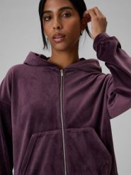 4F Bluza welurowa regular bez kaptura damska - fioletowa XL. Fioletowe bluzy 4f, xl, bez wzorów, z weluru, bez kaptura. Za 169.99 zł.