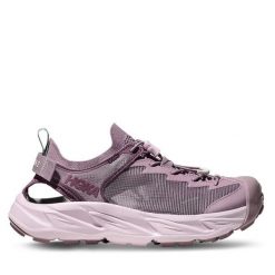 Sandały Hoka. Fioletowe sandały HOKA, bez wzorów, sportowe, bez obcasa, bez zapięcia. Za 599.99 zł.