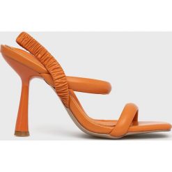 Answear Lab sandały kolor pomarańczowy. Brązowe sandały Answear Lab, bez wzorów, z materiału, bez obcasa, na obcasie, bez zapięcia. Za 159.99 zł.