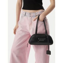 Torebka Tommy Jeans. Czarne torebki klasyczne Tommy Jeans, bez wzorów, z jeansu, klasyczne, bez dodatków. Za 449.99 zł.
