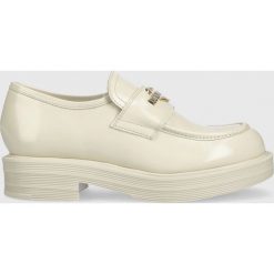 Love Moschino mokasyny skórzane damskie kolor beżowy na platformie. Brązowe mokasyny Love Moschino, bez wzorów, z okrągłym noskiem. W wyprzedaży za 589.99 zł.