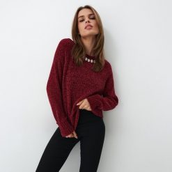 Miękki sweter z ozdobnymi detalami - Bordowy. Czerwone swetry Mohito, l, bez wzorów, bez ramiączek. W wyprzedaży za 99.99 zł.