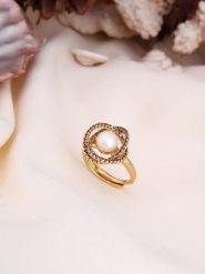 Pierres delicates Pozłacany pierścionek z perłą i cyrkoniami rozmiar: onesize. Białe pierścionki Pierres delicates, z cyrkonią, pozłacane. Za 43.99 zł.