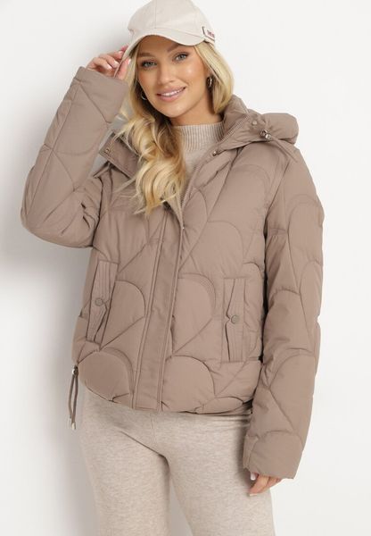 Ciemnobeżowa Pikowana Kurtka o Pudełkowym Kroju z Kapturem i Ściągaczami Selizola. Brązowe kurtki Born2be, s, bez wzorów, z jeansu, sportowe, z kapturem. Za 109.99 zł.