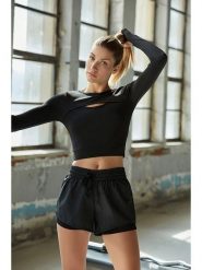 Trendyol Szorty sportowe w kolorze czarnym rozmiar: M. Czarne szorty sportowe Trendyol, bez wzorów, z materiału, z podwyższonym stanem, outdoorowe. Za 70.24 zł.