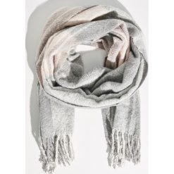 Szal z frędzlami - Jasny szar. Szare szaliki i kominy Sinsay. Za 49.99 zł.