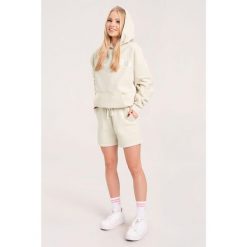 Spodenki fitness damskie Gym Glamour dresowe off. Białe szorty sportowe GYM GLAMOUR, bez wzorów, z dresówki, na fitness i siłownię. Za 139.99 zł.