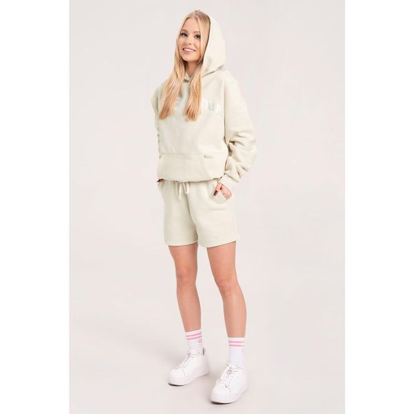 Spodenki fitness damskie Gym Glamour dresowe off. Białe szorty sportowe GYM GLAMOUR, bez wzorów, z dresówki, na fitness i siłownię. Za 139.99 zł.