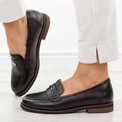 Czarne skórzane mokasyny damskie Cambell 19381. Czarne mokasyny Cambell, z aplikacjami, z jeansu, z okrągłym noskiem. Za 229.00 zł.