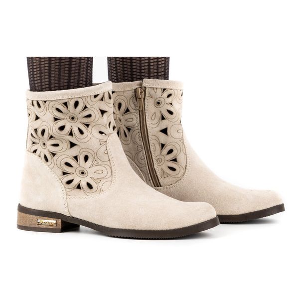 Olivier Wygodne botki ażurowe Alice jasny beż beżowy. Brązowe botki w ażurowe wzory, z nubiku, biznesowe, za kostkę, bez obcasa, na obcasie, bez zapięcia. Za 453.66 zł.