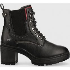 Mustang botki damskie kolor czarny na słupku lekko ocieplone. Czarne botki Mustang, bez wzorów, z gumy, z okrągłym noskiem, bez obcasa, na obcasie, bez zapięcia. Za 369.99 zł.