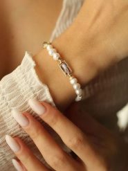 Pierres delicates Pozłacana bransoletka z kamieniami szlachetnymi i perłami rozmiar: onesize. Białe bransoletki Pierres delicates, z perłą, pozłacane. Za 52.99 zł.