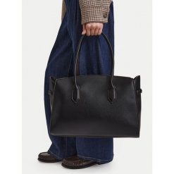 Torebka JENNY. Czarne torebki klasyczne Jenny, bez wzorów, bez dodatków. Za 159.99 zł.