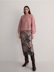 Sweter z ażurowym splotem - brudny róż. Czerwone swetry Reserved, l, w ażurowe wzory, z dzianiny, bez ramiączek. W wyprzedaży za 49.99 zł.