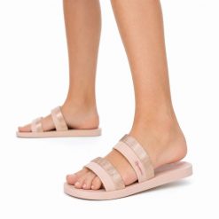 Klapki damskie Ipanama 83649 MESH SLIDE FEM. Czerwone klapki Ipanema, bez wzorów, z materiału, wakacyjne, bez obcasa, bez zapięcia. Za 69.00 zł.