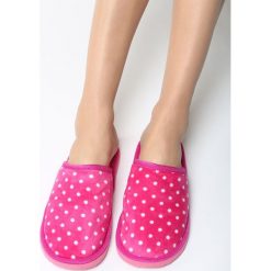 Różowe Kapcie Domiciliary. Czerwone kapcie Born2be, z materiału. Za 19.99 zł.