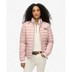 Damska kurtka puchowa Superdry Fuji Lite Padded. Czerwone kurtki Superdry, bez wzorów, z puchu, bez kaptura. W wyprzedaży za 328.00 zł.