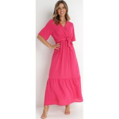Fuksjowa Sukienka Beeley. Czerwone sukienki Born2be, l, bez wzorów, z materiału, eleganckie, bez kołnierzyka, bez ramiączek, maxi, kopertowe. W wyprzedaży za 55.99 zł.