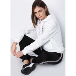 Biała Bluza Inspire Me. Białe bluzy Born2be, l, bez wzorów, z kapturem. Za 39.99 zł.