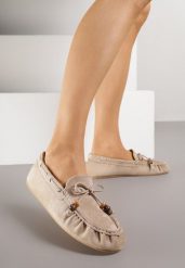 Ciemnobeżowe Mokasyny z Ozdobnymi Przeszyciami Koralikami i Kokardą Mountainthorne. Brązowe mokasyny Born2be, bez wzorów, z jeansu. Za 99.99 zł.