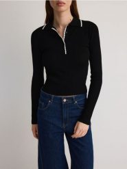 Bluzka polo z wiskozą - czarny. Czarne bluzki Reserved, l, bez wzorów, z dzianiny, bez kołnierzyka, bez ramiączek. W wyprzedaży za 59.99 zł.