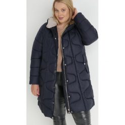 Granatowa Kurtka Pikowana z Kapturem Clonwa. Niebieskie kurtki Born2be, na zimę, plus size, bez wzorów, z polaru, z kapturem. W wyprzedaży za 192.49 zł.