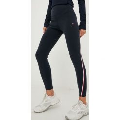 Tommy Hilfiger legginsy damskie kolor granatowy z aplikacją. Niebieskie legginsy Tommy Hilfiger, z aplikacjami. W wyprzedaży za 249.99 zł.