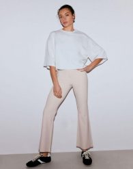Damskie legginsy z mieszanki modalu, rozszerzane, wysoki stan Luxe beżowe. Brązowe legginsy AIM'N, bez wzorów, z elastanu. Za 424.00 zł.