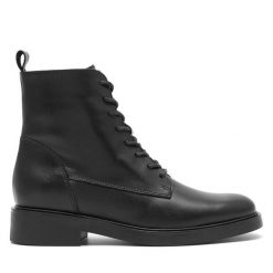 Botki Gino Rossi. Czarne botki Gino Rossi, bez wzorów, bez obcasa, na płaskiej podeszwie, bez zapięcia. Za 164.99 zł.