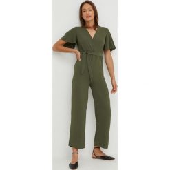 Answear Lab kombinezon kolor zielony z dekoltem w szpic. Zielone kombinezony Answear Lab, m, bez wzorów, z tkaniny, bez kołnierzyka, bez ramiączek. Za 179.99 zł.