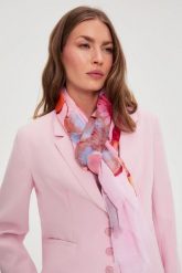 Szal w kwiaty różowy. Czerwone szaliki i kominy MOODO, bez wzorów, z poliesteru. Za 49.99 zł.