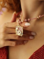 Pierres delicates Pozłacany naszyjnik z elementami ozdobnymi - dł. 50 cm rozmiar: onesize. Różowe naszyjniki Pierres delicates, z materiału, z kwarcem, pozłacane. Za 65.99 zł.