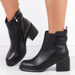 Czarne skórzane botki damskie na obcasie Filippo Dbt6547/24. Czarne botki Filippo, bez wzorów, z jeansu, eleganckie, z okrągłym noskiem, bez obcasa, na obcasie, bez zapięcia. W wyprzedaży za 237.15 zł.