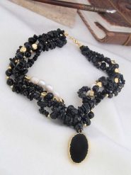 L'Atelier de Gaia Pozłacany naszyjnik z elementami ozdobnymi - dł. 45 cm rozmiar: onesize. Białe naszyjniki L'Atelier de Gaia, z materiału, z onyksem, pozłacane. Za 153.34 zł.