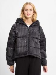 Tommy Jeans kurtka pikowana Kobiety czarny, M. Czarne kurtki Tommy Jeans, m, bez wzorów, z jeansu, z kapturem. Za 749.95 zł.