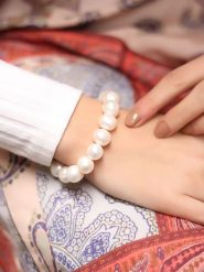 L'Atelier de Gaia Pozłacana bransoletka z perłami rozmiar: onesize. Białe bransoletki L'Atelier de Gaia, z perłą, pozłacane. Za 100.52 zł.