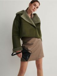 Kurtka z kożuchem - zielony. Zielone kurtki Reserved, l, bez wzorów, ze skóry, bez kaptura. W wyprzedaży za 99.99 zł.