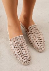 Beżowe Ażurowe Klapki Mule z Plecioną Cholewką Raguela. Brązowe klapki Renee, w ażurowe wzory, z jeansu, bez obcasa, na płaskiej podeszwie, bez zapięcia. Za 99.99 zł.