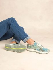 Buty sportowe damskie TBS Jellina. Niebieskie buty treningowe TBS, bez wzorów, z materiału, bez zapięcia. Za 372.50 zł.