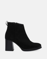 CZARNE BOTKI Z ZAMSZU 37402 VELO NERO. Czarne botki Venezia, bez wzorów, ze skóry, bez obcasa, bez zapięcia. Za 389.00 zł.
