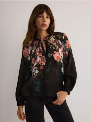 Wzorzysta bluzka z wiskozą - czarny. Czarne bluzki Reserved, l, bez wzorów, z tkaniny, bez kołnierzyka, bez ramiączek. W wyprzedaży za 99.99 zł.