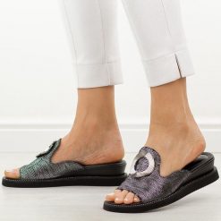 Czarne klapki damskie na koturnie M.Daszyński 2267-7 26. Czarne klapki M.Daszyński, z aplikacjami, ze skóry, casualowe, z okrągłym noskiem, bez obcasa, na koturnie, bez zapięcia. Za 169.00 zł.