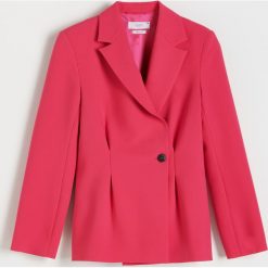 Taliowana marynarka - Różowy. Czerwone marynarki i żakiety Reserved, l, bez wzorów, bez ramiączek. Za 319.99 zł.