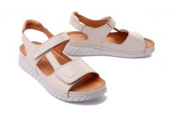 COMFORTABEL 710137-08 beige, sandały damskie. Brązowe sandały Comfortabel, bez wzorów, ze skóry, bez obcasa, bez zapięcia. Za 359.90 zł.