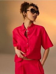 Wiskozowa koszula z krótkim rękawem z domieszką lnu - różowy. Czerwone koszule Sinsay, l, bez wzorów, z wiskozy, bez kołnierzyka, bez ramiączek. Za 39.99 zł.