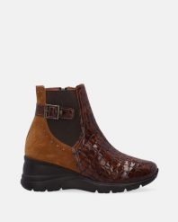 LAKIEROWANE BOTKI NA KOTURNIE 24018 503 TAN. Botki Venezia, bez wzorów, z lakierowanej skóry, bez obcasa, na koturnie, bez zapięcia. Za 259.00 zł.