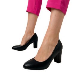 Czarne klasyczne czółenka na słupku. Czarne czółenka bez wzorów, ze skóry ekologicznej, eleganckie, bez obcasa, na słupku, bez zapięcia. Za 81.83 zł.