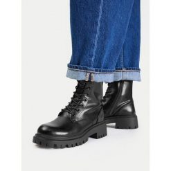Trapery JENNY. Czarne traperki Jenny, bez wzorów, bez obcasa, bez zapięcia. Za 179.99 zł.