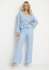Niebieski Komplet z Tłoczonej Tkaniny Kopertowa Bluzka z Falbanką i Spodnie Hilinne. Niebieskie bluzki Born2be, uniwersalny, bez wzorów, z tkaniny, bez kołnierzyka, bez ramiączek. Za 169.99 zł.