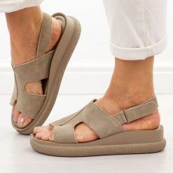Beżowe skórzane sandały damskie Vinceza 66953. Brązowe sandały VINCEZA, bez wzorów, z jeansu, casualowe, bez obcasa, na platformie, bez zapięcia. Za 219.00 zł.
